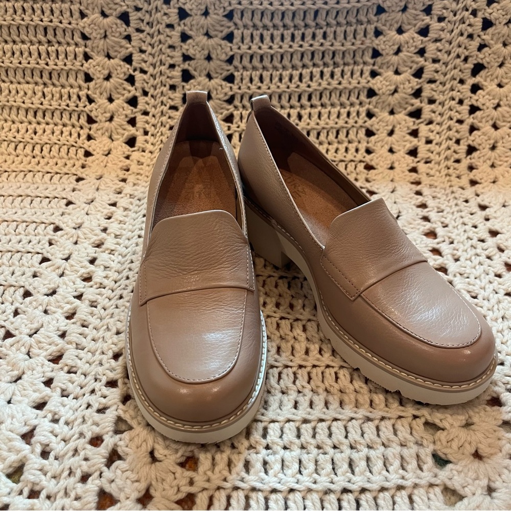 Naturalizer Taupe Leather Darry Lug Sole Loafers Sz 6 1/2 Wide New without Tags